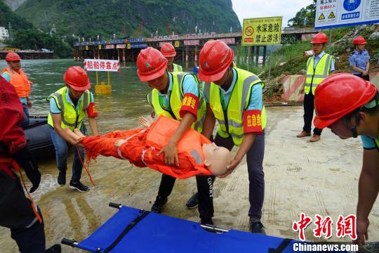 汛期来临 广西红水河特大桥建设工地举行水上救援应急演练