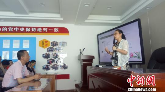 图为活动现场,潘晨曦和在场的残疾人及其照顾者就残疾人、残疾人照顾者的权益、行为、需求等方面进行畅聊沟通。 张海雯 摄 图为活动现场,潘晨曦和在场的残疾人及其照顾者就残疾人、残疾人照顾者的权益、行为、需求等方面进行畅聊沟通。 张海雯 摄