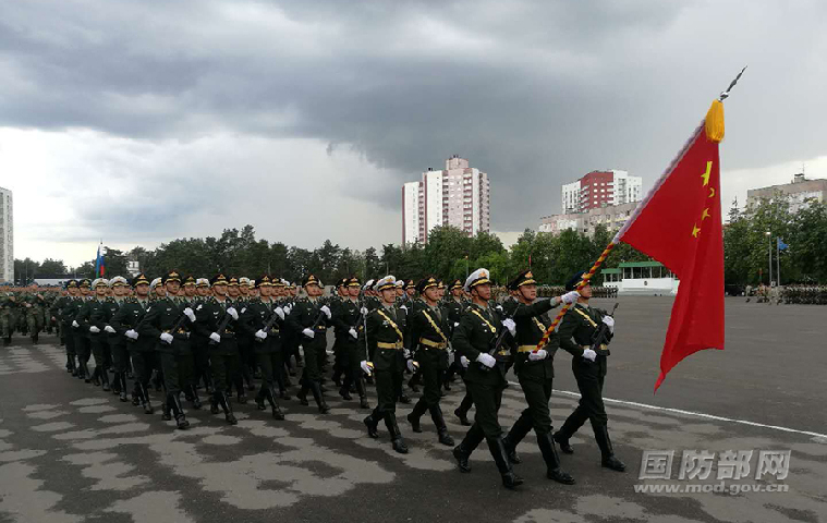 中方派出66人徒步方队参加白俄罗斯独立日阅兵