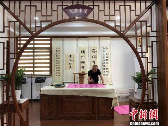 图为：村民正在文化礼堂内练习书法。　张勇 摄