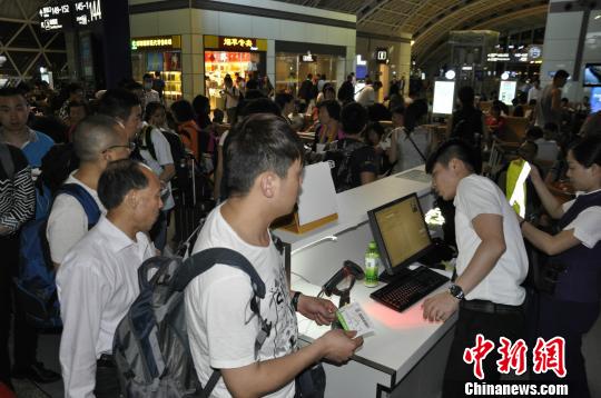 6月28日，雷阵雨致成都机场近万名旅客滞留机场。　吕俊明 摄