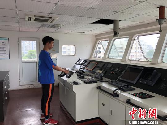学生正在驾驶实训。　吴平华 摄