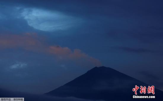 印尼巴厘岛阿贡火山喷发致机场临时关闭