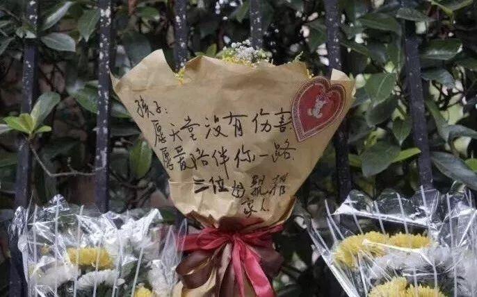 数位上海市民聚集悼念遇害男童，外教老师跪地痛哭