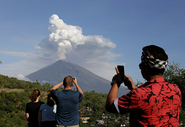 印尼阿贡火山再次喷发，巴厘岛机场临时关闭