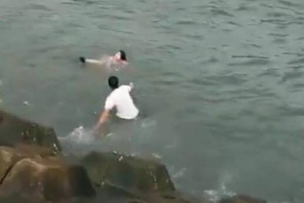 暖闻｜大连20岁女孩不慎坠海，幸得两旱鸭子冒险下海救起