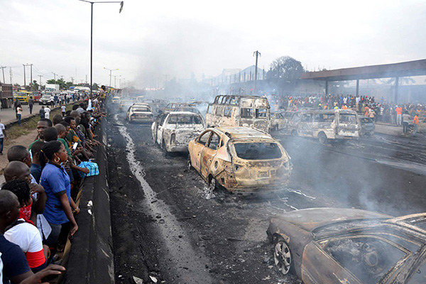 尼日利亚油罐车坠桥致9人死亡，其中包括一名儿童