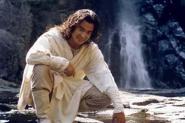 同样是泡面头扮相,迪丽热巴好丑,而他却很美