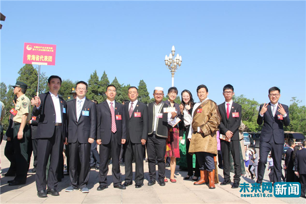 共青团十八大今天闭幕 看会场前代表们的青春风采