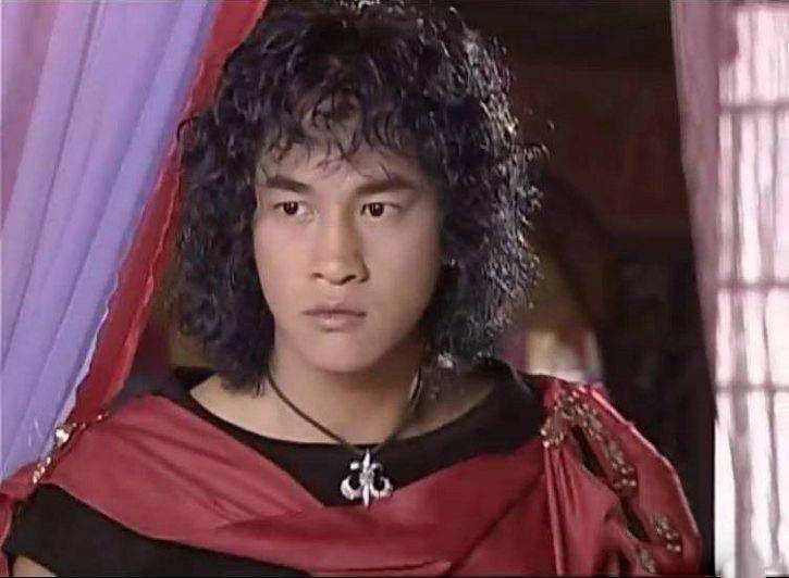 同样是泡面头扮相,迪丽热巴好丑,而他却很美