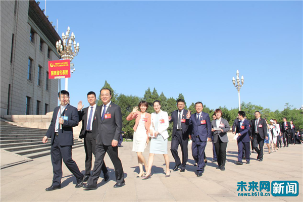 共青团十八大今天闭幕 看会场前代表们的青春风采