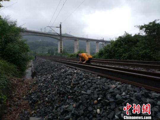 四川平武4.0级地震致西成高铁、宝成铁路部分列车晚点运行