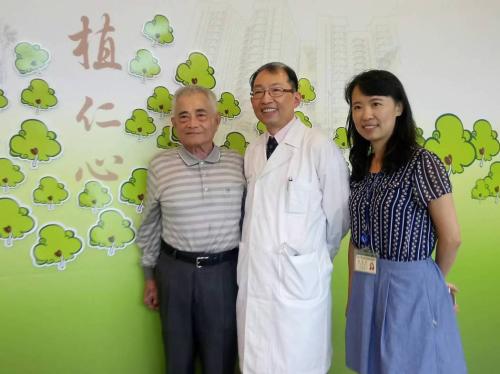 陈明雄(左一)与医师。台湾《联合报》记者陈婕翎/摄影 陈明雄(左一)与医师。台湾《联合报》记者陈婕翎/摄影