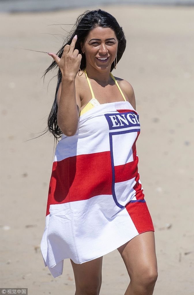 女星Simone Reed裹国旗支持英格兰队 似对镜头竖中指不雅