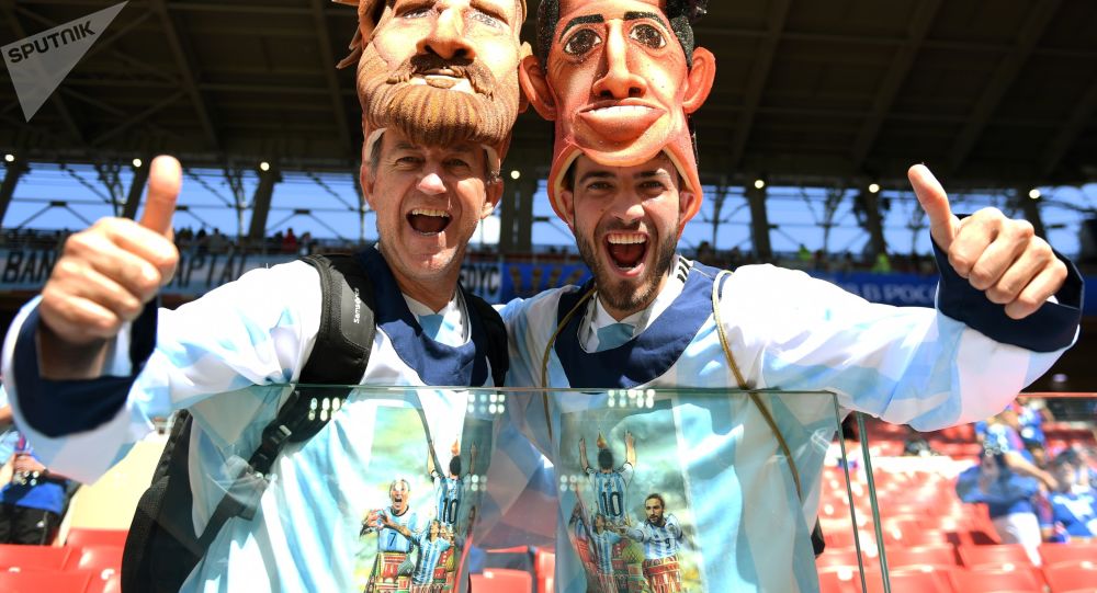 普京向两名在俄罗斯迷路的阿根廷球迷赠送球票