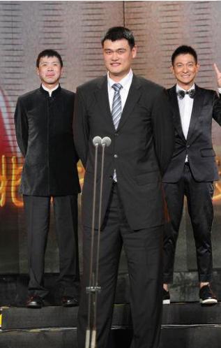 男星跟"姚明"的合照,刘德华太"贼"了!网友:就你实在!
