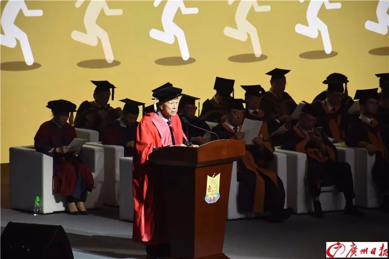 李嘉诚再次刷屏!他寄语学生:平庸是条死胡同