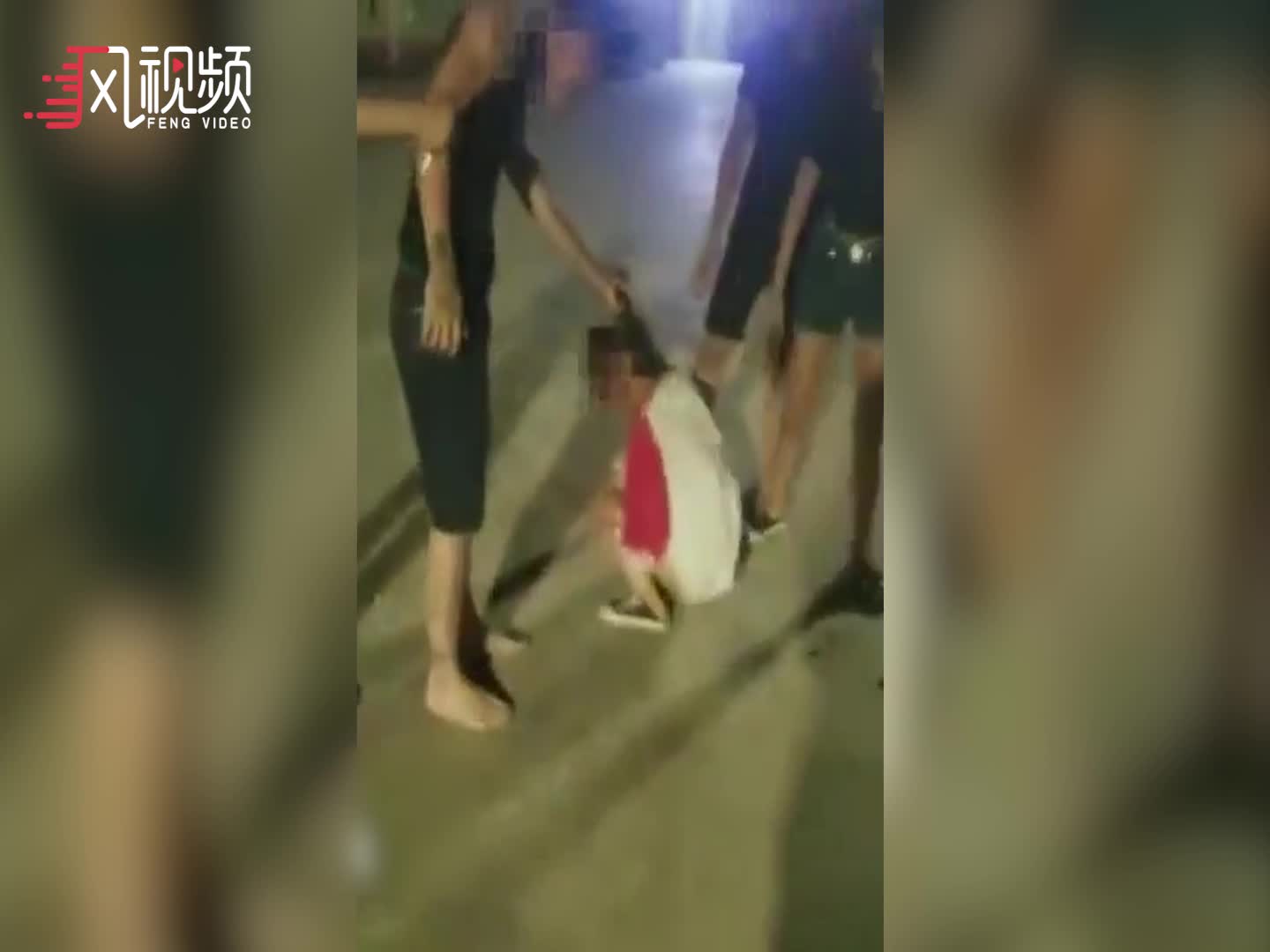 男子殴打女孩被拘脚踹扇耳光还拿鞋子抽脸