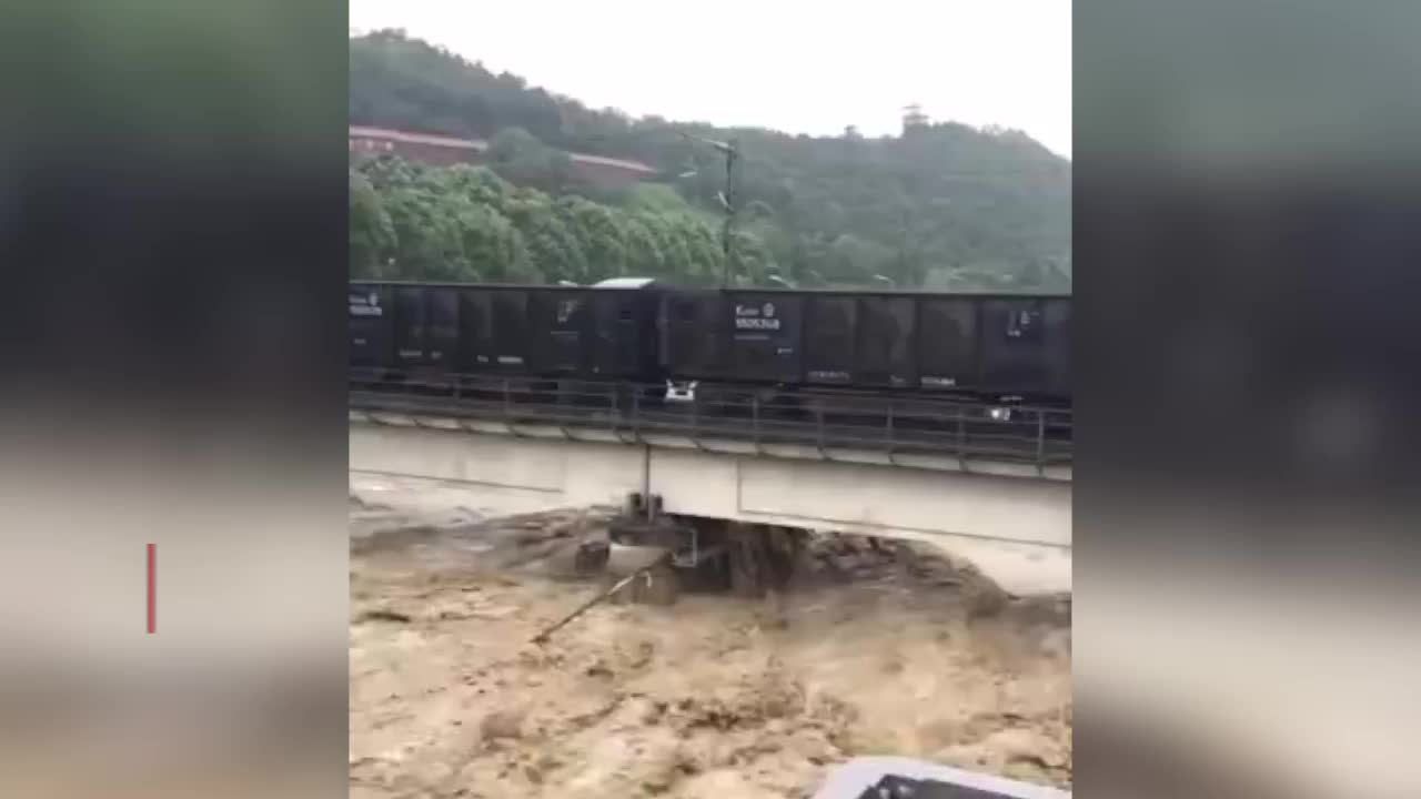 实拍四川暴雨洪水如惊涛骇浪 有桥梁被满载火车压住防冲垮