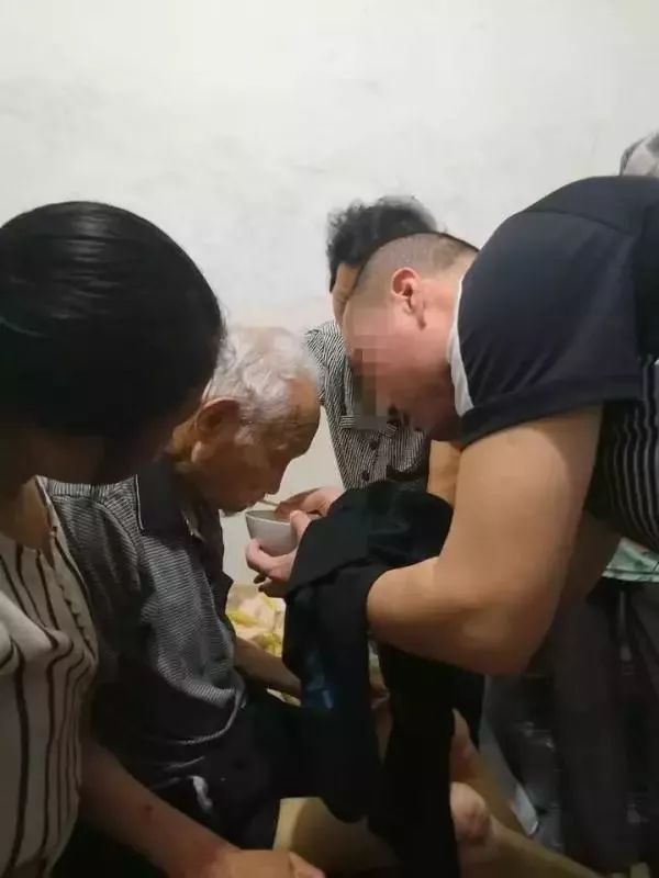 浙江一犯人经民警帮助，被押送监狱前见95岁爷爷最后一面