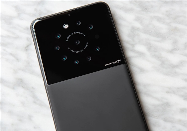 Light获富士康投资：将在年底发布9颗摄像头的手机