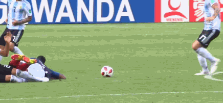 世界杯淘汰赛第1次大规模冲突!阿根廷后卫怒射