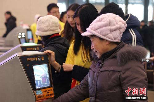 资料图:2018年2月1日,哈尔滨火车站,旅客手持身份证和车票自助式通过实名制验票通道,获得无障碍“刷脸”进站体验。中新社记者于琨摄 资料图:2018年2月1日,哈尔滨火车站,旅客手持身份证和车票自助式通过实名制验票通道,获得无障碍“刷脸”进站体验。<a target='_blank' href='http://www.chinanews.com/' _fcksavedurl='http://www.chinanews.com/'></p><p>中新社记者于琨摄