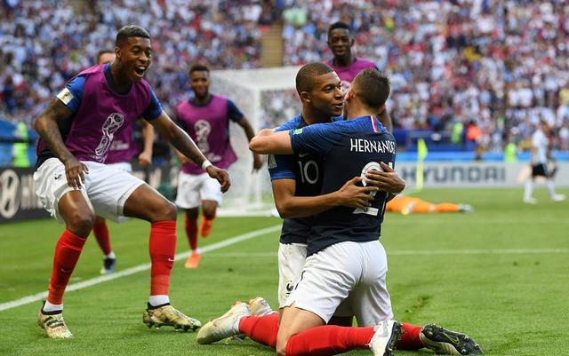 世界杯淘汰赛第1次大规模冲突:阿根廷后卫再次