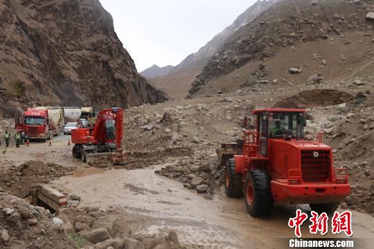 6月27日，新藏公路新疆段道路出现淤泥堵塞险情，武警某部交通三支队官兵在现场进行清理。　贺登富 摄