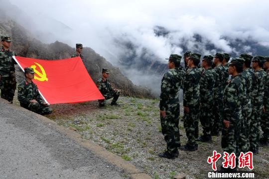 西藏武警交通官兵确保川藏、新藏公路旅游高峰时期安全