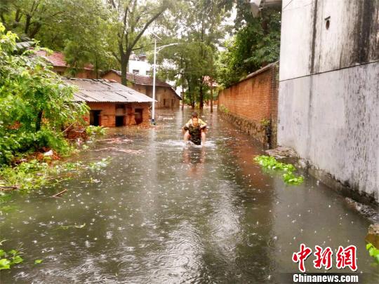 暴雨致湖北咸宁多处内涝 消防官兵营救疏散被困人员