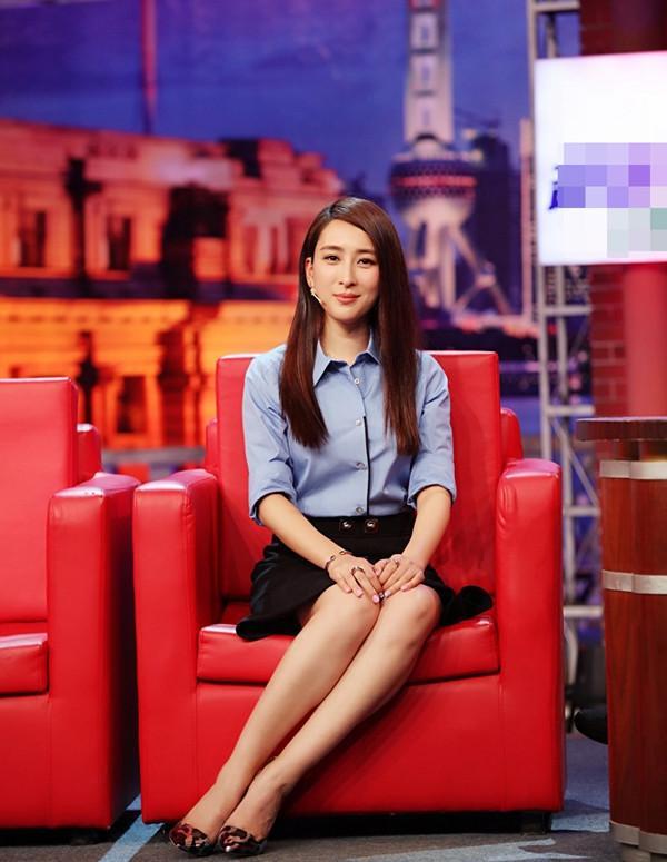 马苏这次将自己的长发编成两个低低的双马尾,并对头发做了挑染,显得