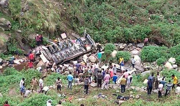 印度一大巴坠入峡谷 已致至少44死伤(图)