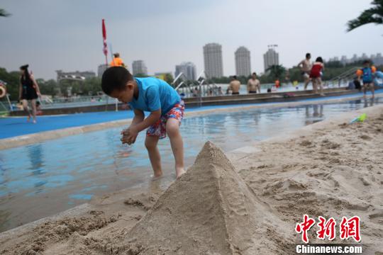 北京举办第十届朝阳公园海洋沙滩嘉年华