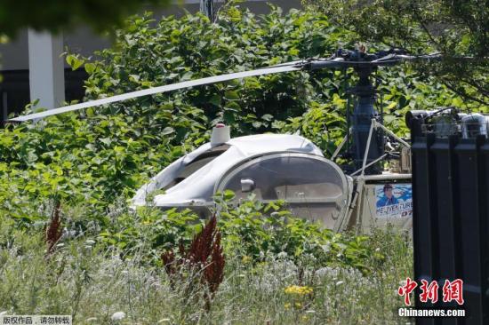 歹徒们随后从会见室带走了法伊德,爬上直升机腾空而去。直升机后来在巴黎北部降落,歹徒放火烧掉了这架直升机。 歹徒们随后从会见室带走了法伊德,爬上直升机腾空而去。直升机后来在巴黎北部降落,歹徒放火烧掉了这架直升机。