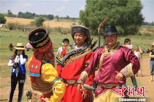 图为鄂尔多斯婚礼剧照。 白杨 摄 图为鄂尔多斯婚礼剧照。 白杨 摄