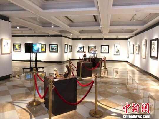 崭新的江苏省台湾小镇美术馆格调时尚。明亮展厅中，悬挂着水墨、水彩、油画等百余幅两岸艺术家画作。　朱晓颖 摄