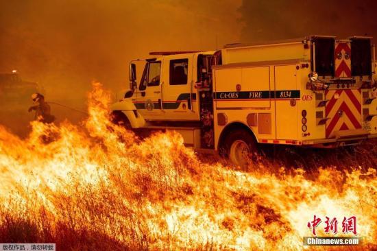 资料图:美加州消防员在公路上奋力扑火,火势已经逼近消防车。 资料图:美加州消防员在公路上奋力扑火,火势已经逼近消防车。