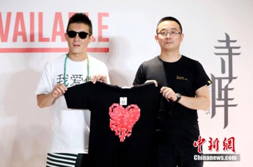 寺库集团CGO任冠军与陈冠希展示联名商品 寺库集团CGO任冠军与陈冠希展示联名商品