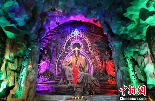 讷殷古城中的长白山山神雕像 杨来革 摄