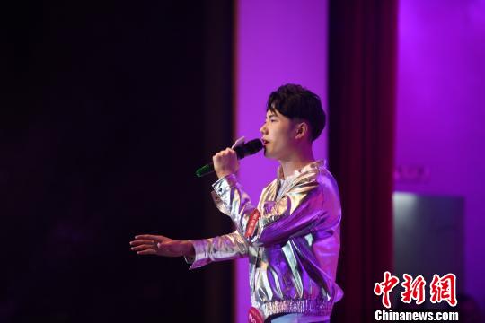 选手激情献唱。 杨华峰 摄 选手激情献唱。 杨华峰 摄