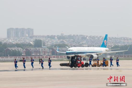 机场,公安,武警等共计17个单位445人参加,调动1架空客321飞机和83辆