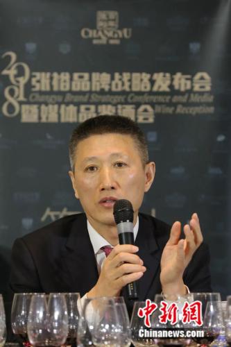 周洪江获评“RVF中国•优秀葡萄酒年度大奖”年度人物 周洪江获评“RVF中国•优秀葡萄酒年度大奖”年度人物