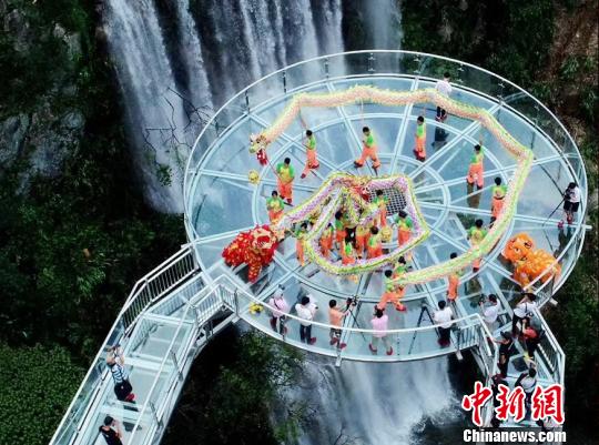 女子舞龙队现身悬空玻璃平台 程景伟 摄 女子舞龙队现身悬空玻璃平台 程景伟 摄