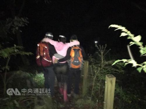 女性登山者全身无力,在救援人员搀扶下,缓缓前进。台湾“中央社”记者赵丽妍/摄 女性登山者全身无力,在救援人员搀扶下,缓缓前进。台湾“中央社”记者赵丽妍/摄