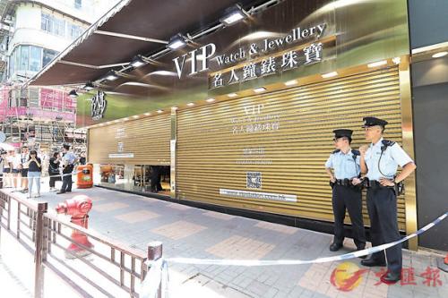 香港尖沙咀海防道一间珠宝店被4人抢劫。图片来源:香港《文汇报》记者刘友光 摄 香港尖沙咀海防道一间珠宝店被4人抢劫。图片来源:香港《文汇报》记者刘友光 摄