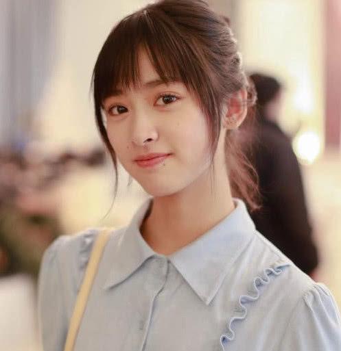 看了郑爽和沈月的对比照,沈月真是小的可爱,网