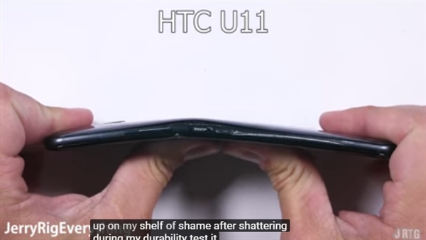 油管虐机大神测试HTC U12+：侧键竟被削掉