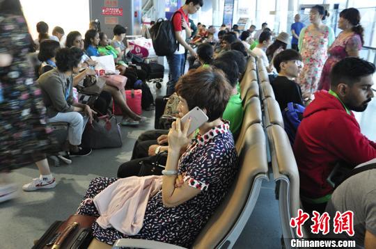 7月2日，暴雨天气致1万多名旅客滞留成都机场，超百个航班延误或取消。　吕俊明 摄