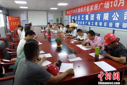 项目负责人为农民工业校学员授课。　钟欣 摄